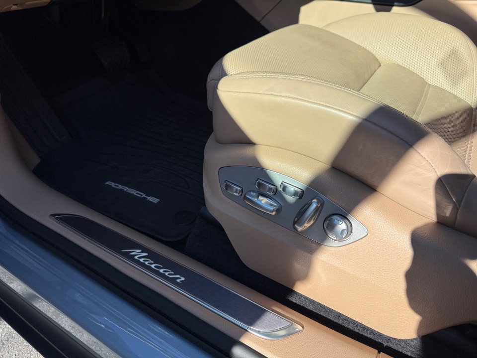 Certified 2025 Porsche Macan Turbo image 25
