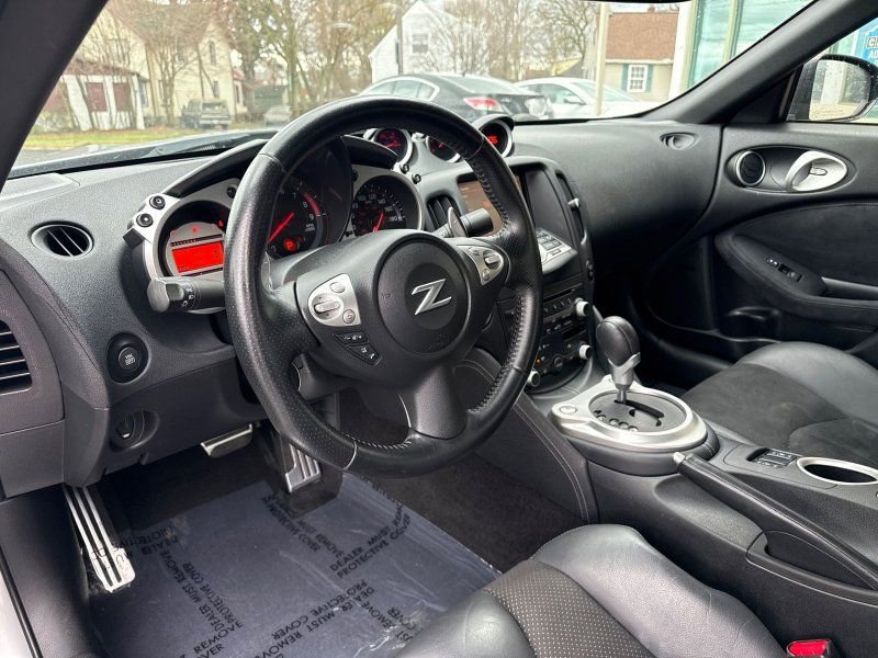 Used 2009 Nissan 370Z Touring w/ Sport Pkg image 10