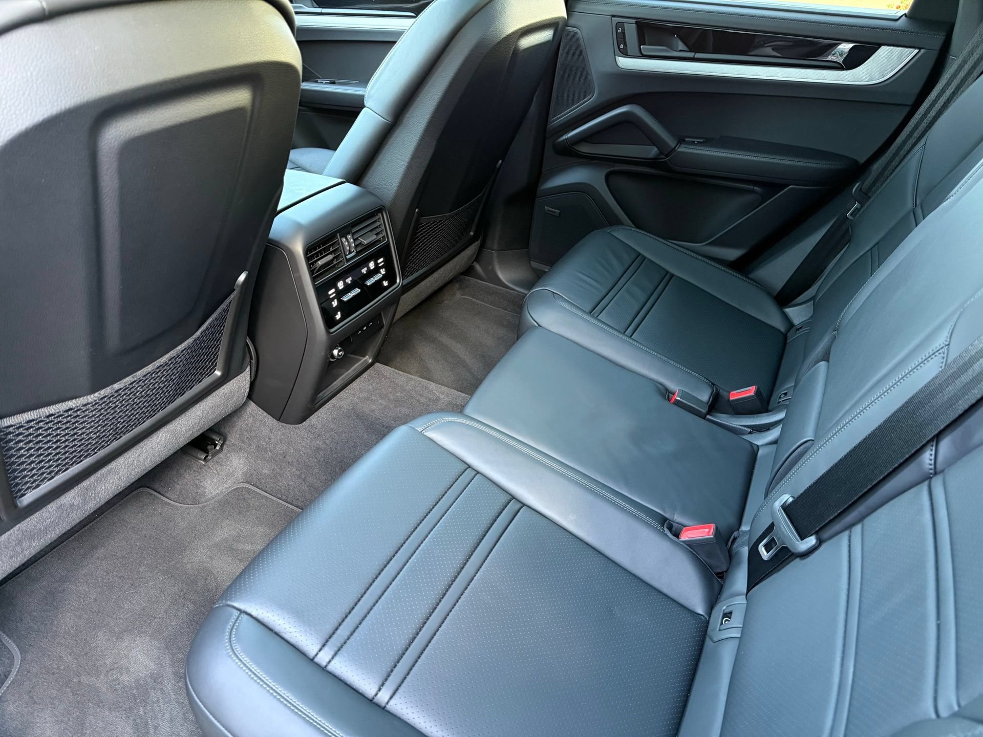 New 2025 Porsche Cayenne E-Hybrid Coupe AWD/4WD image 31
