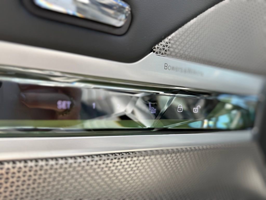 Certified 2023 BMW 740i w/ Executive Package image 8