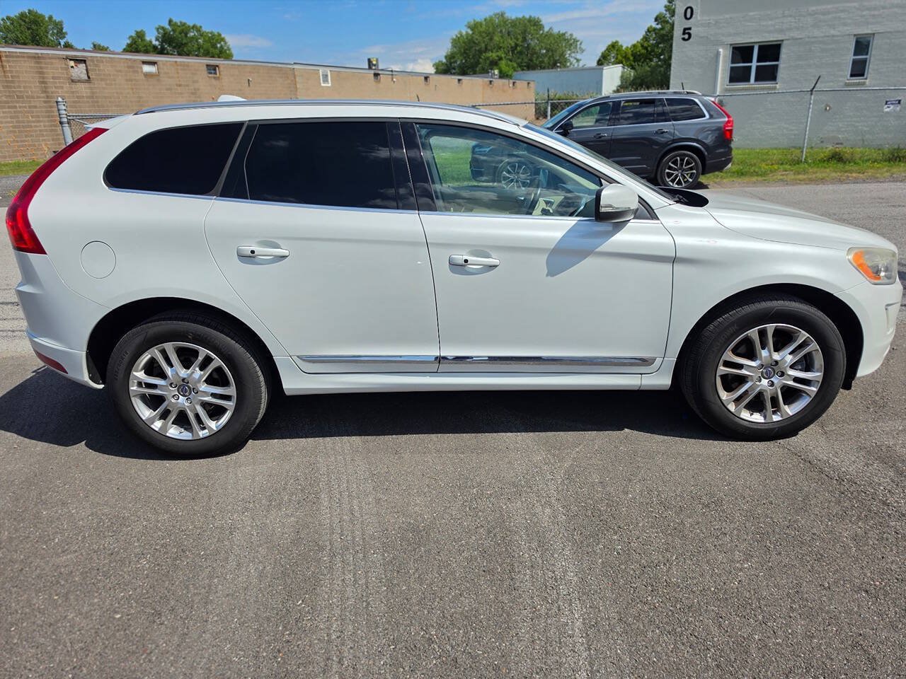 Used 2015 Volvo XC60 T5 AWD/4WD image 3