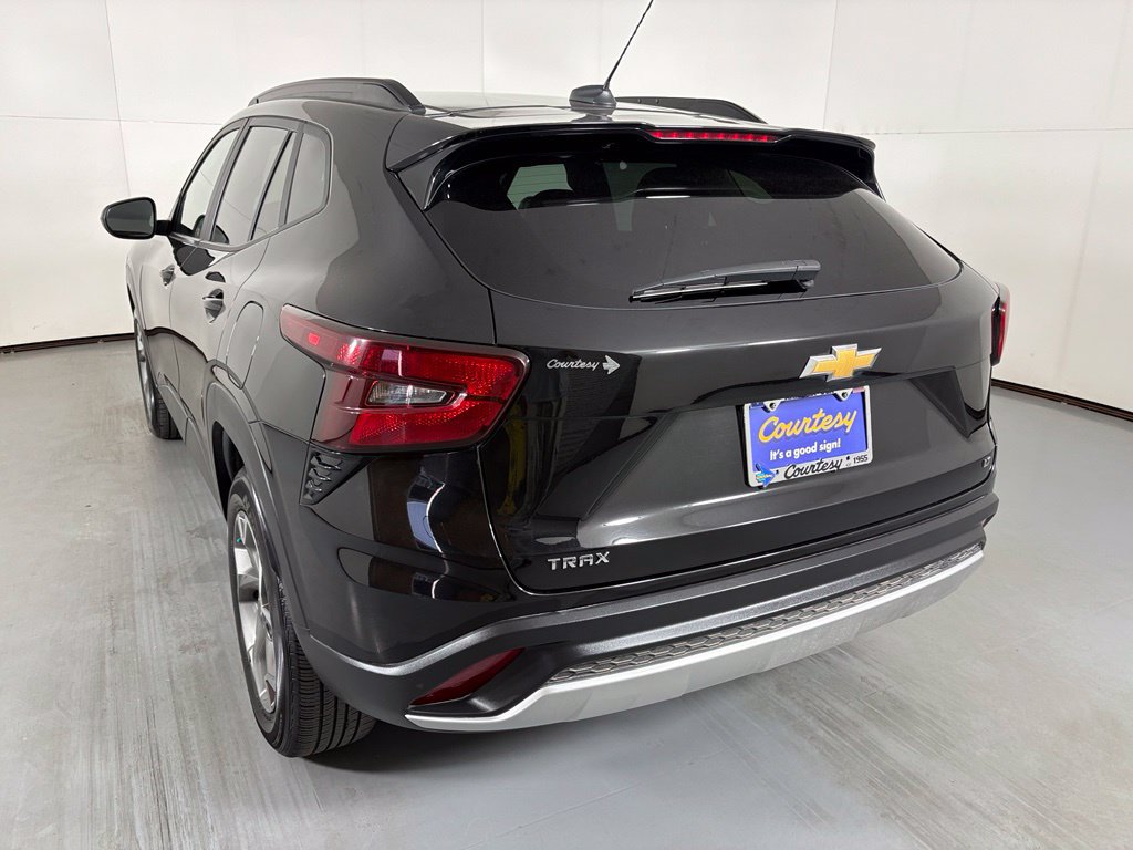 Used 2025 Chevrolet Trax LT FWD image 6
