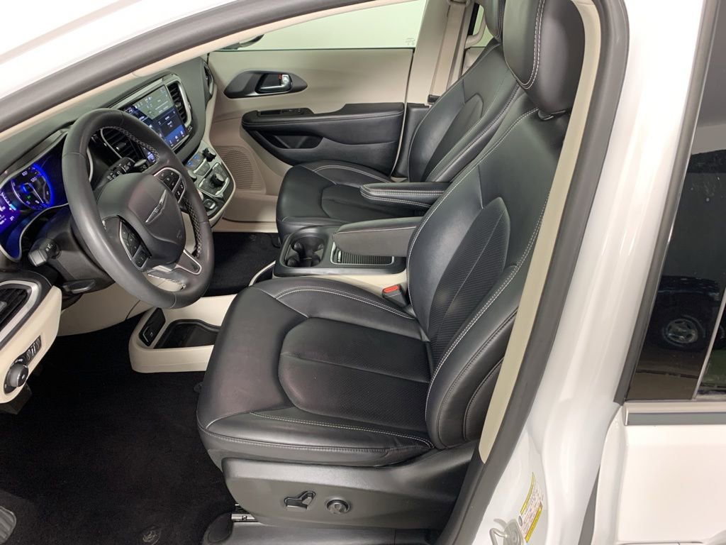 Used 2024 Chrysler Pacifica Touring-L image 30