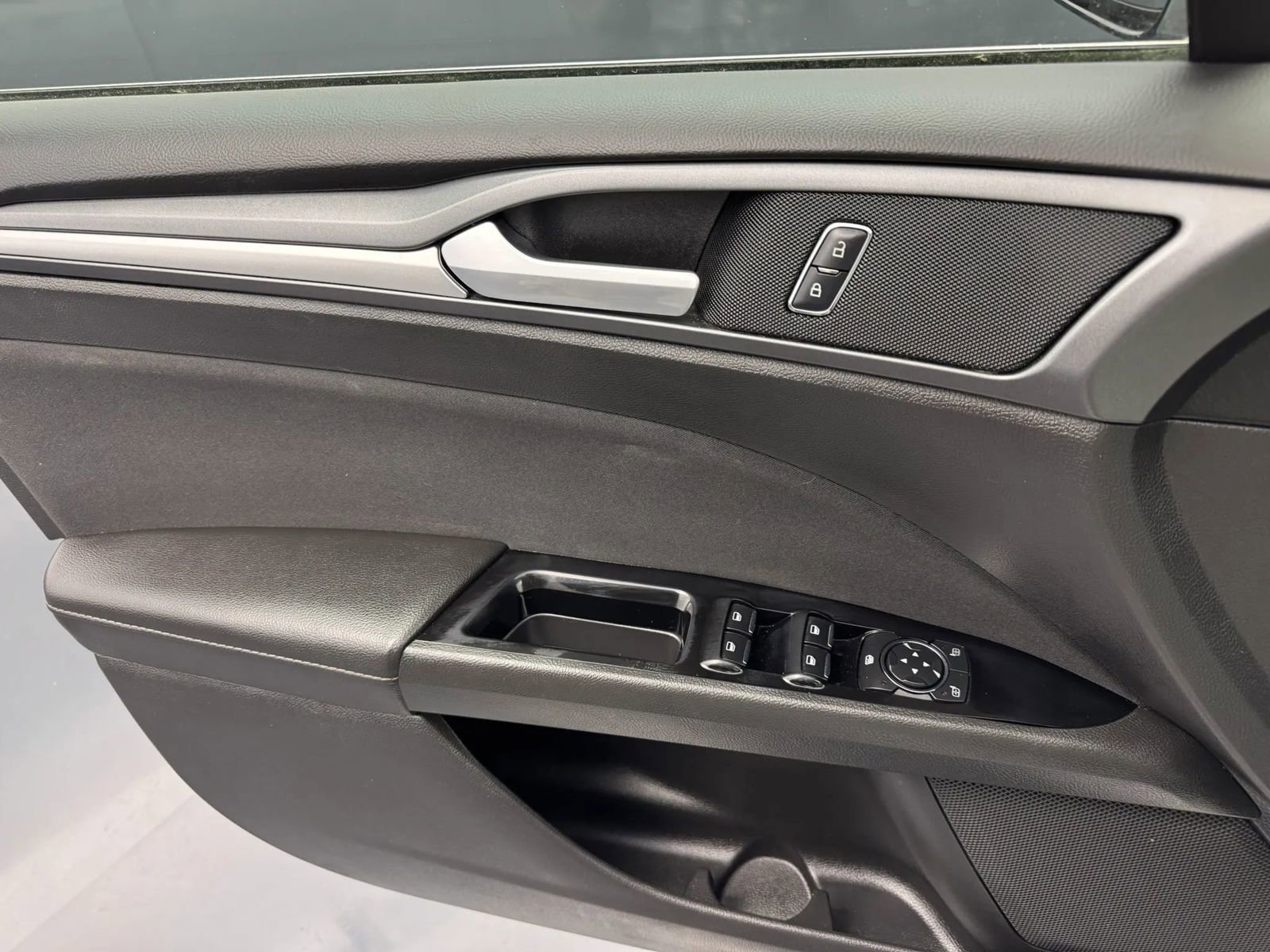 Used 2016 Ford Fusion SE image 9