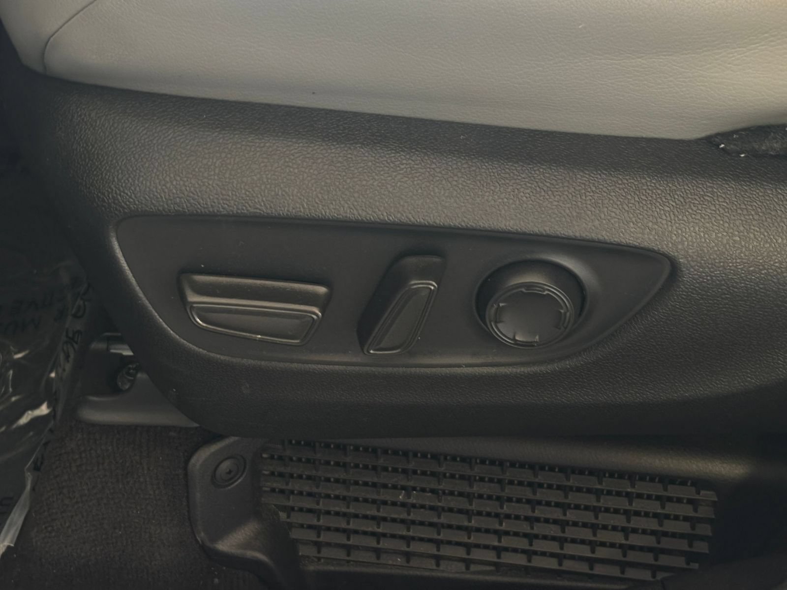 Used 2025 Toyota Sienna XLE FWD image 21