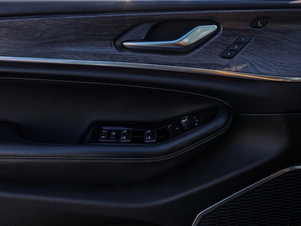 Used 2022 Jeep Grand Cherokee Overland w/ Luxury Tech Group IV image 24