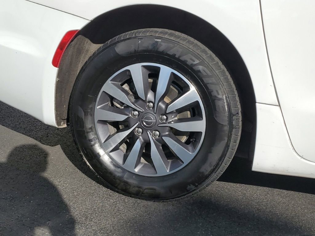 Used 2022 Chrysler Pacifica Touring-L image 9