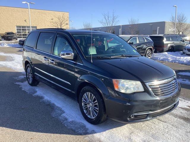 Used 2014 Chrysler Town & Country Touring-L w/ Driver Convenience Group image 3