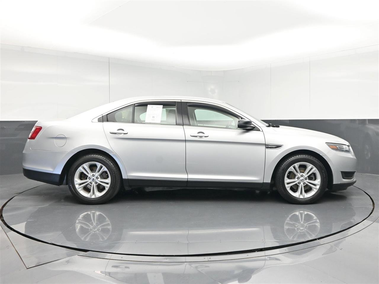 Used 2019 Ford Taurus SE FWD image 4