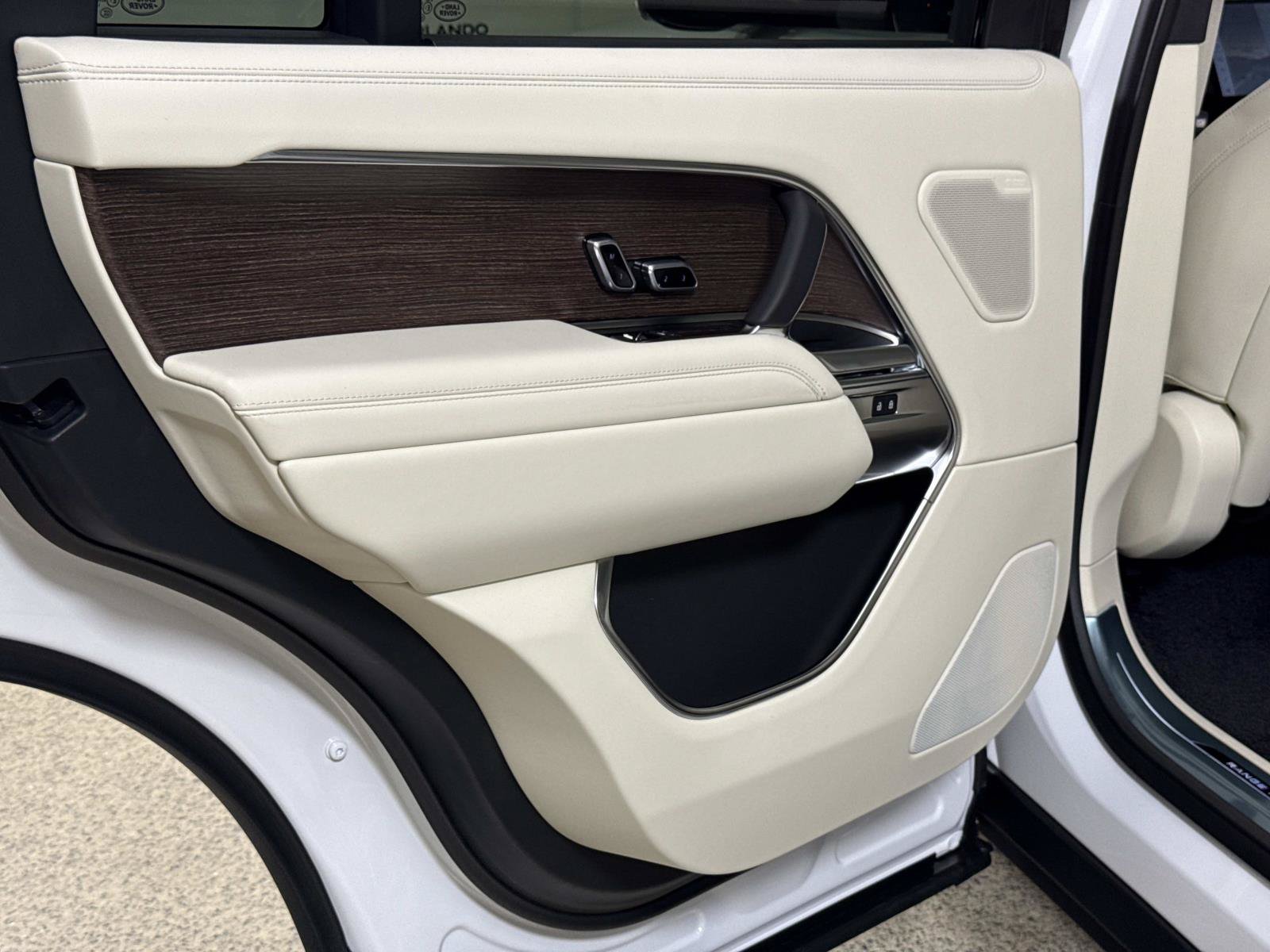 New 2027 Land Rover Range Rover Long Wheelbase SE AWD/4WD image 13