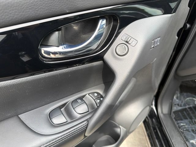 Used 2022 Nissan Rogue Sport SL w/ Premium Package FWD image 18