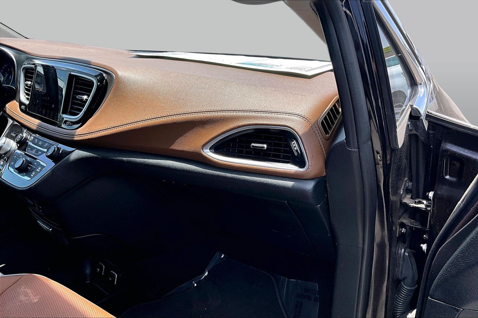 Used 2019 Chrysler Pacifica Limited w/ Advanced Safetytec Group FWD image 15