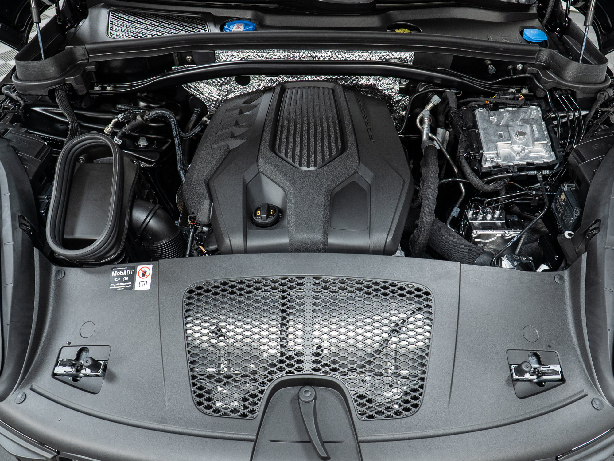 Certified 2025 Porsche Macan AWD/4WD image 12