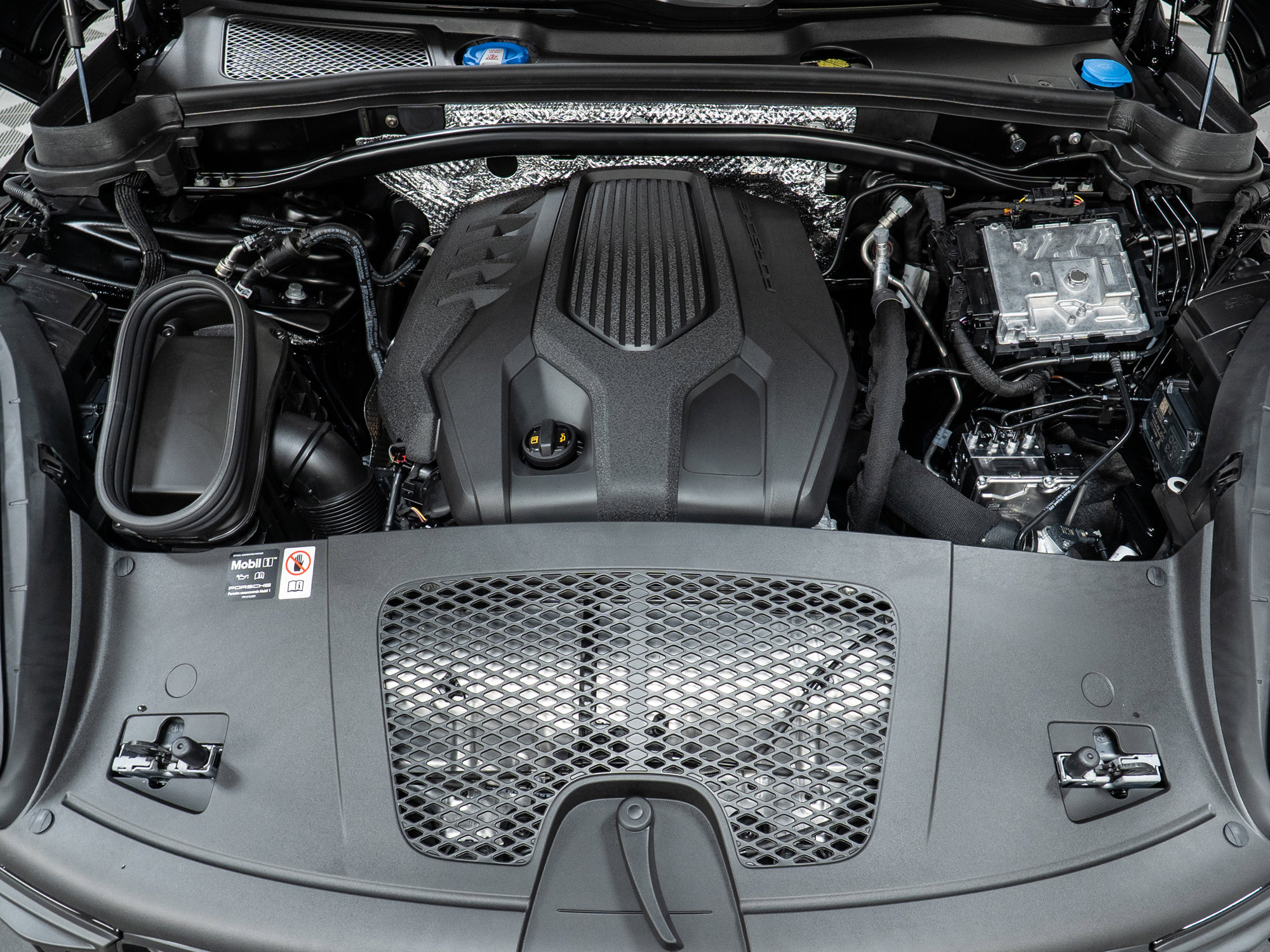 Used 2025 Porsche Macan image 12