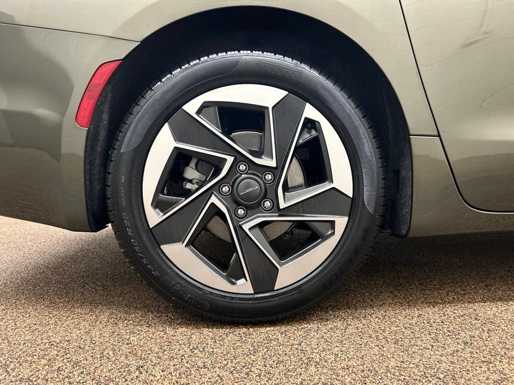 New 2027 Chrysler Pacifica Limited FWD image 26