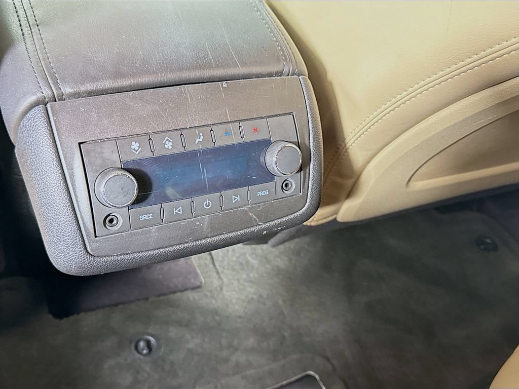 Used 2010 Chevrolet Traverse LTZ FWD image 23
