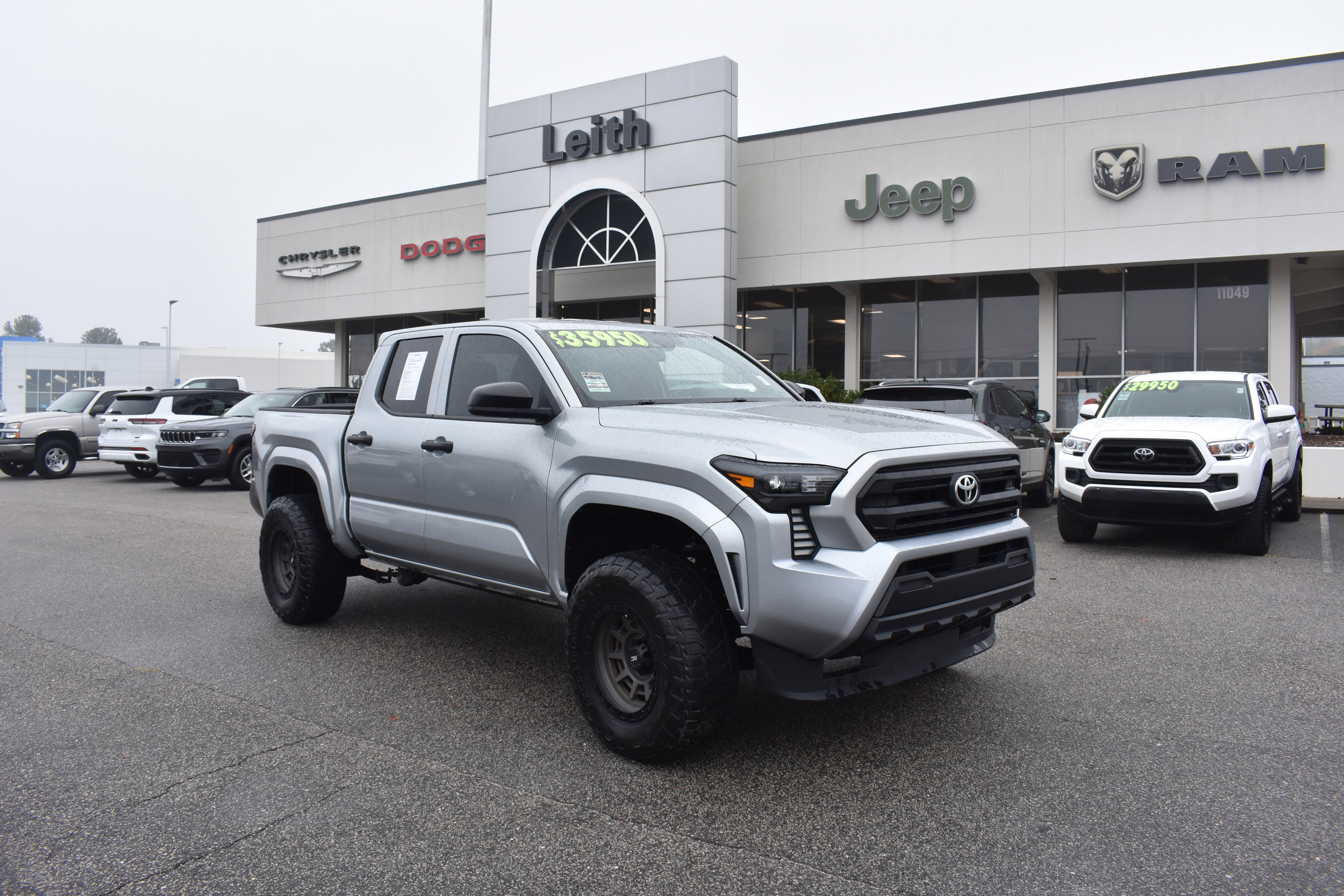 Used 2024 Toyota Tacoma SR image 1