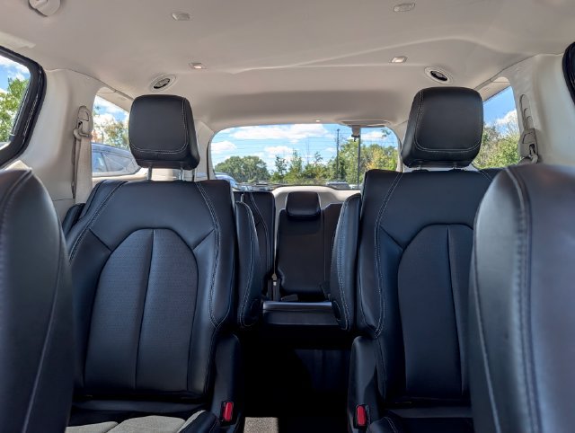 Used 2024 Chrysler Pacifica Limited FWD image 18