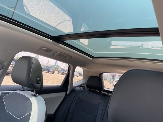 Used 2025 Volkswagen Taos SE w/ Panoramic Sunroof Package image 14