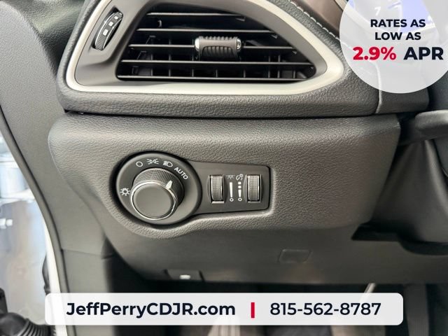 New 2027 Chrysler Pacifica Select FWD image 11