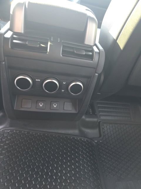 Used 2023 Land Rover Defender 110 X-Dynamic SE image 13