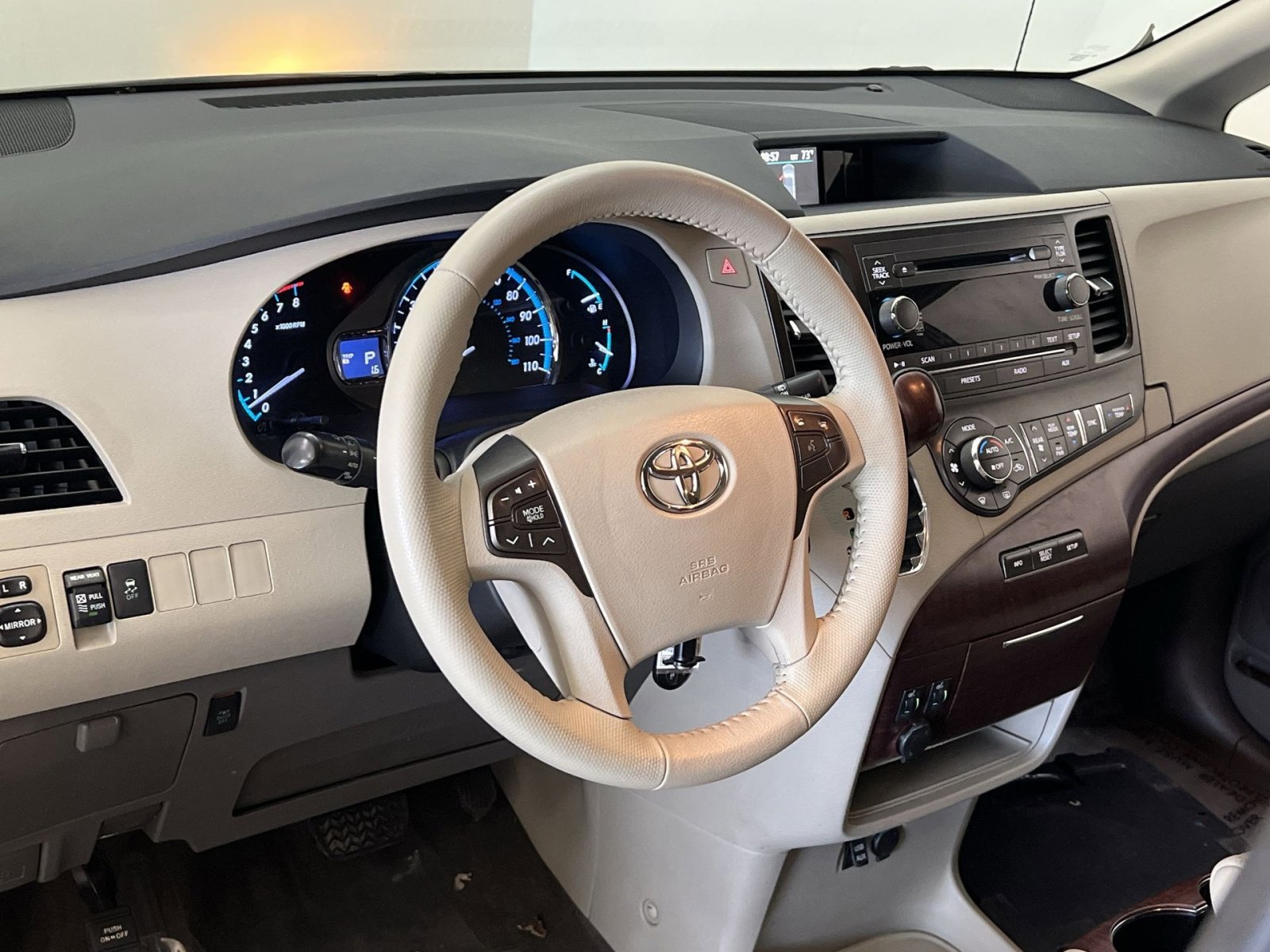 Used 2013 Toyota Sienna XLE FWD image 15