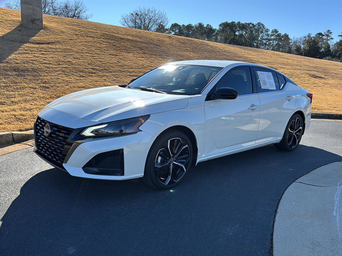 Used 2025 Nissan Altima 2.5 SR image 2