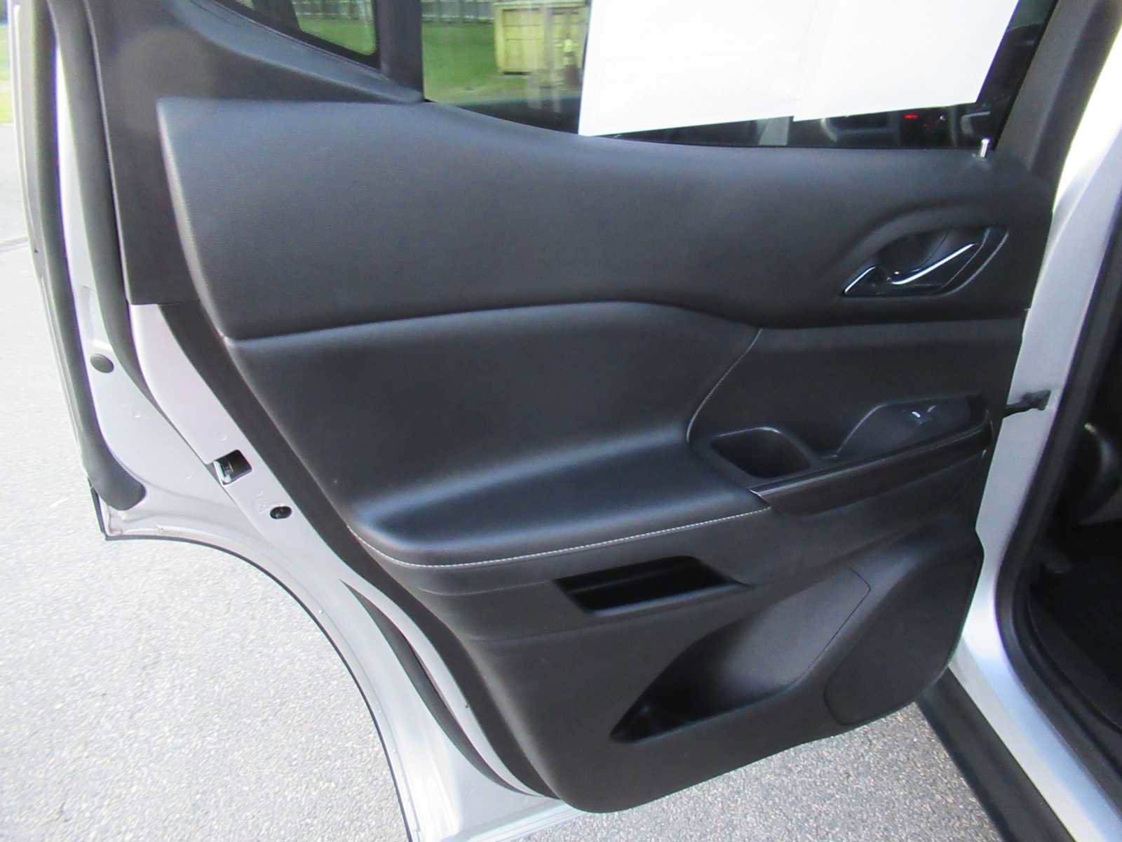 Used 2020 GMC Acadia SLT w/ LPO, Floor Liner Package FWD image 17
