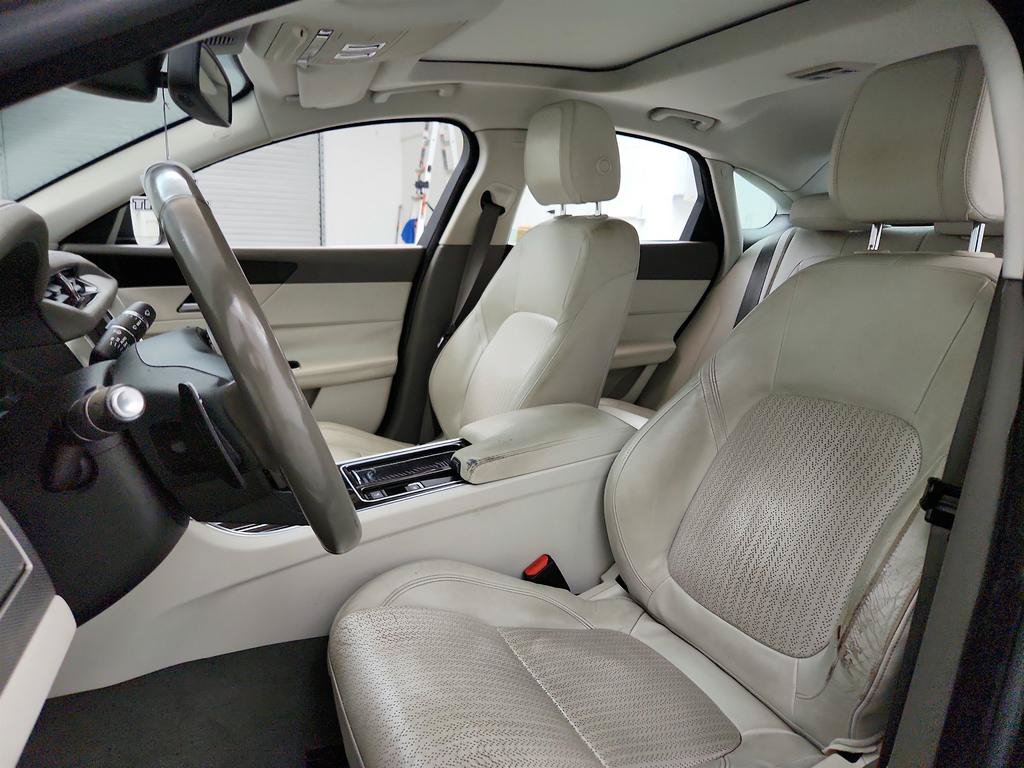 Used 2016 Jaguar XF Prestige RWD image 14