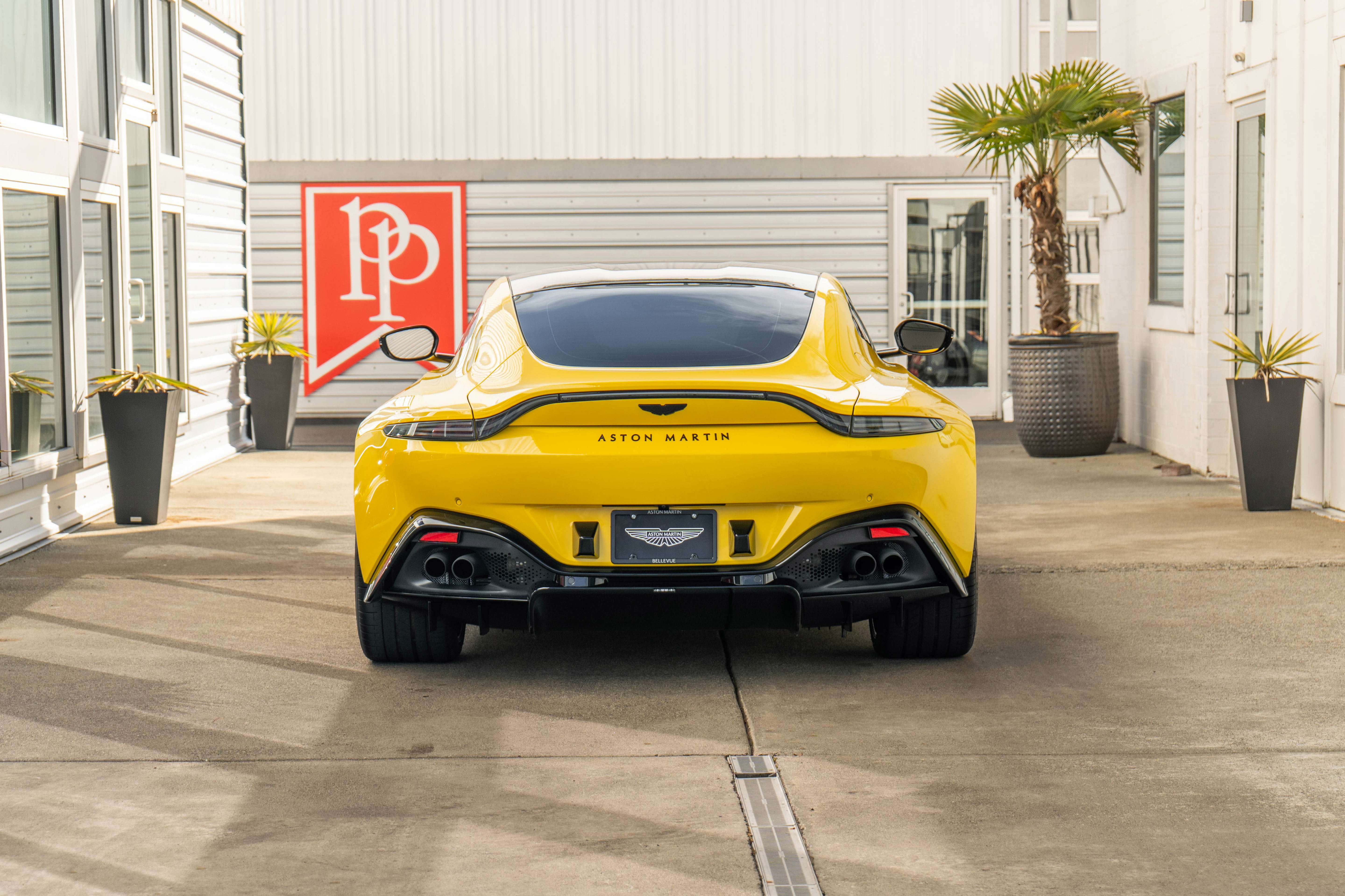 Used 2023 Aston Martin V8 Vantage Coupe image 40