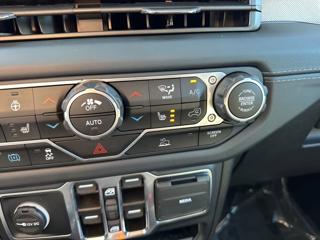 Used 2024 Jeep Wrangler Unlimited Sahara image 19