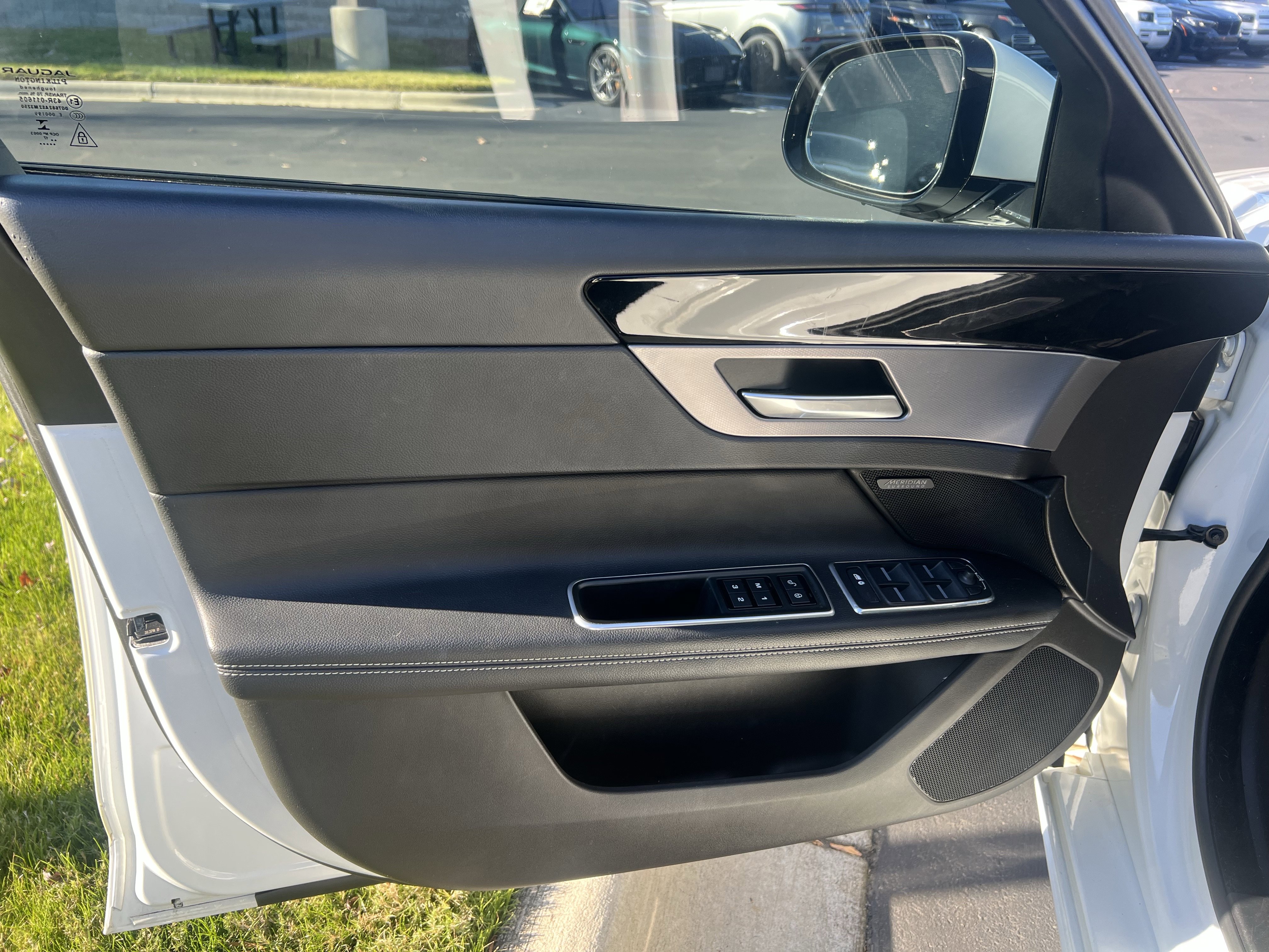 Used 2018 Jaguar XF R-Sport image 13