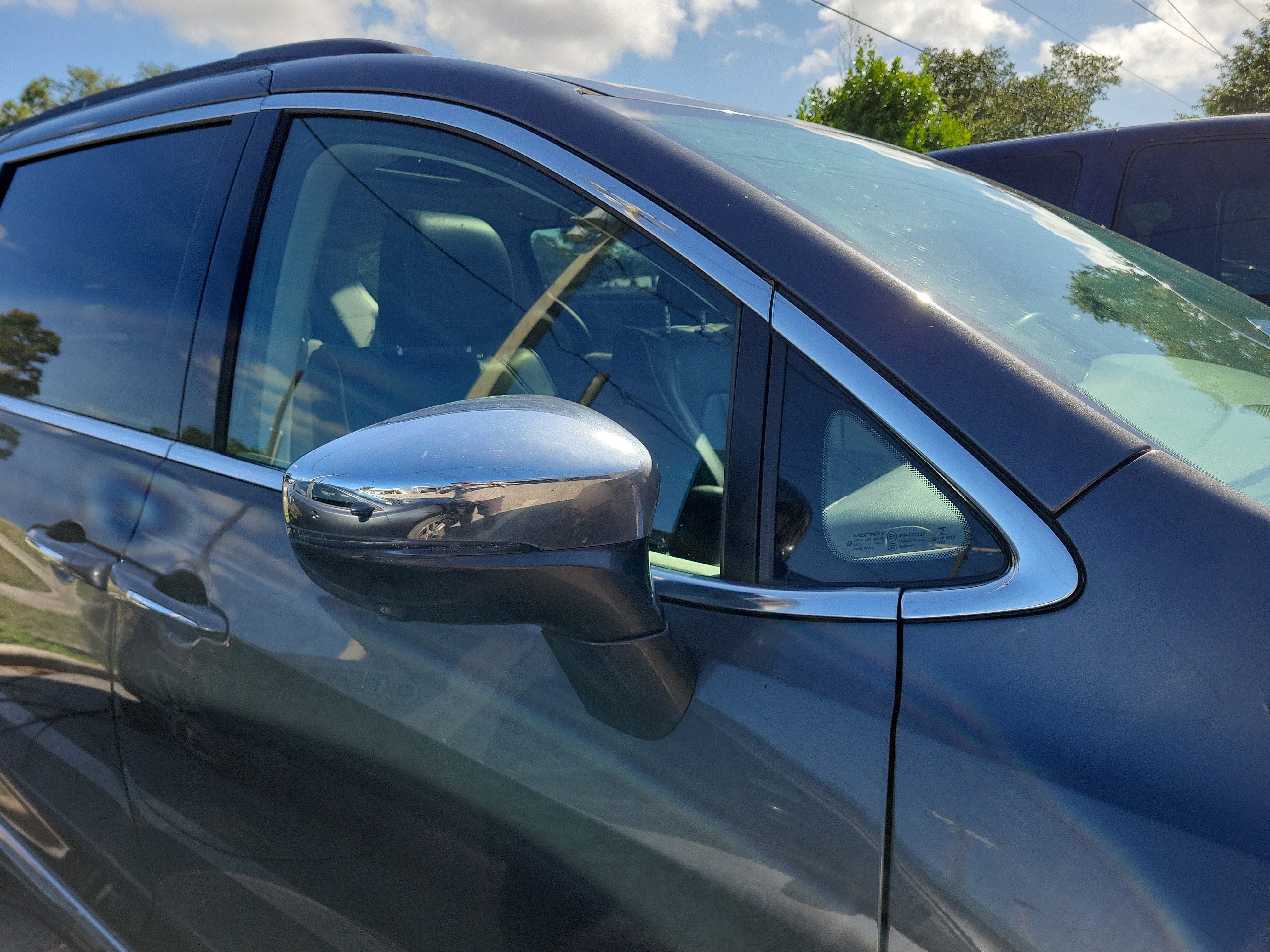 Used 2022 Chrysler Pacifica Limited AWD/4WD image 9