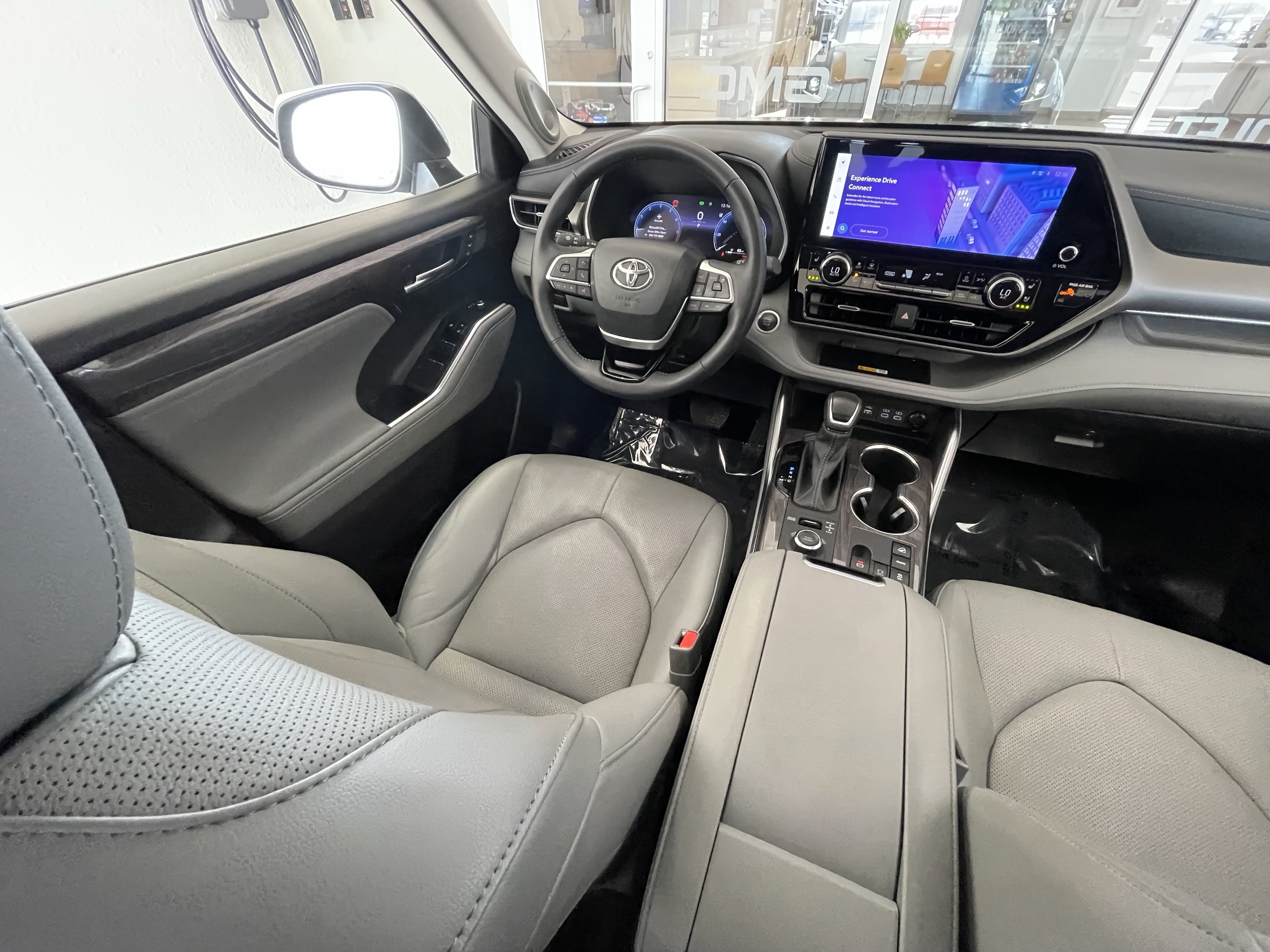Used 2024 Toyota Highlander Limited AWD/4WD image 28