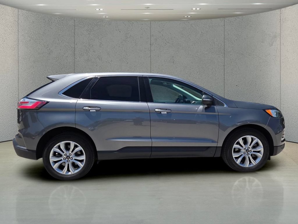 Used 2023 Ford Edge Titanium AWD/4WD image 2