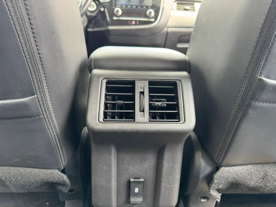 Used 2020 Mitsubishi Outlander SE AWD/4WD image 23