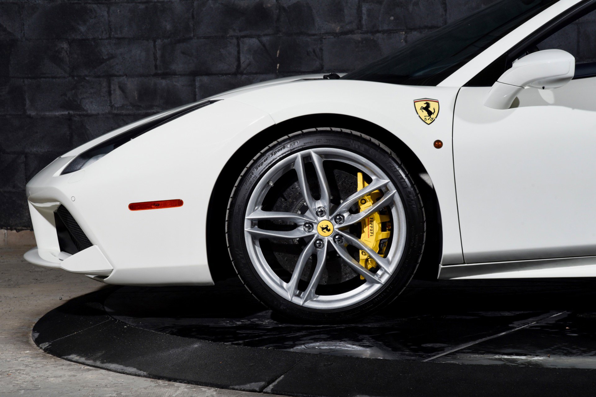 Used 2018 Ferrari 488 Spider image 33