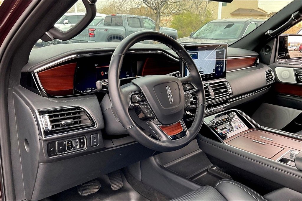 Used 2023 Lincoln Navigator Reserve image 12