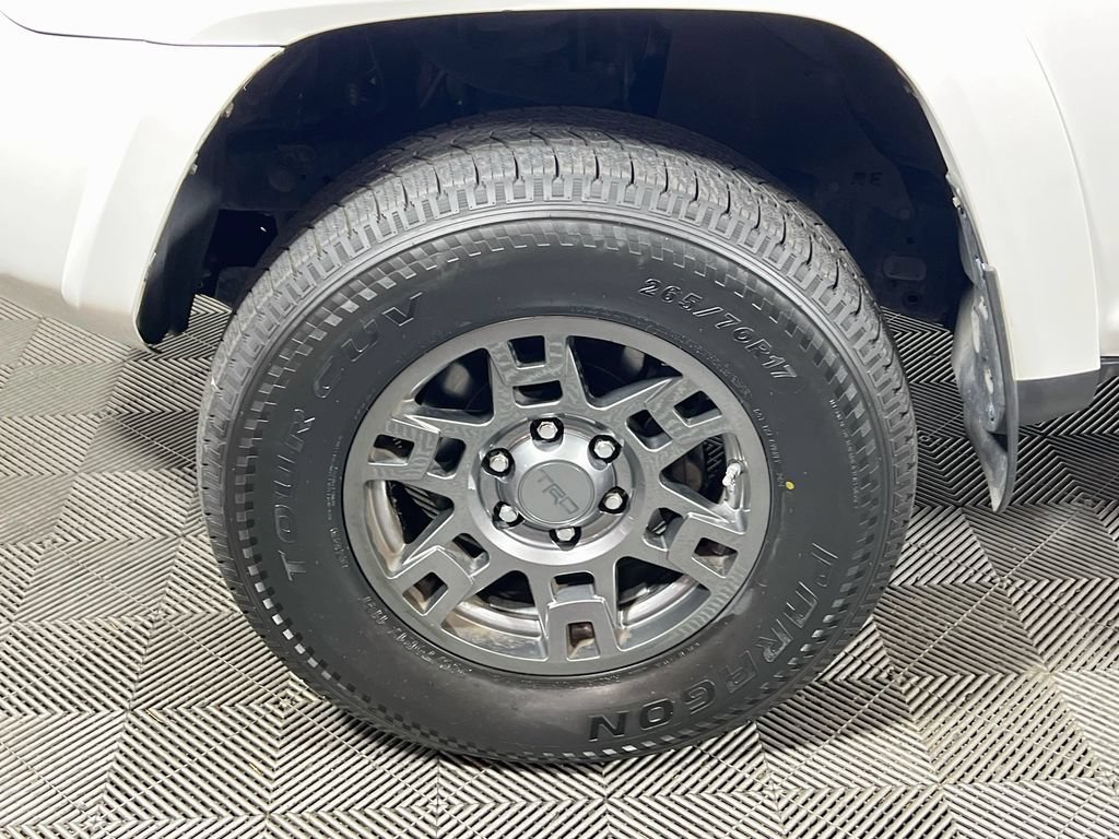 Used 2018 Toyota 4Runner SR5 AWD/4WD image 27