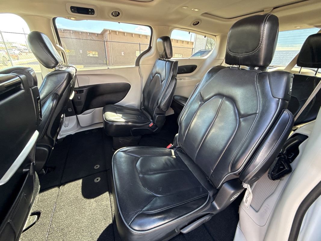 Used 2017 Chrysler Pacifica Limited image 17