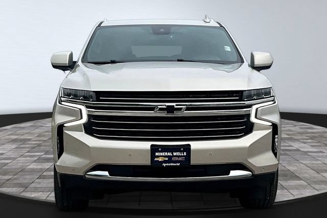 Used 2024 Chevrolet Suburban LT RWD image 2