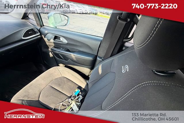 Used 2018 Chrysler Pacifica Touring Plus w/ S Appearance Package FWD image 12