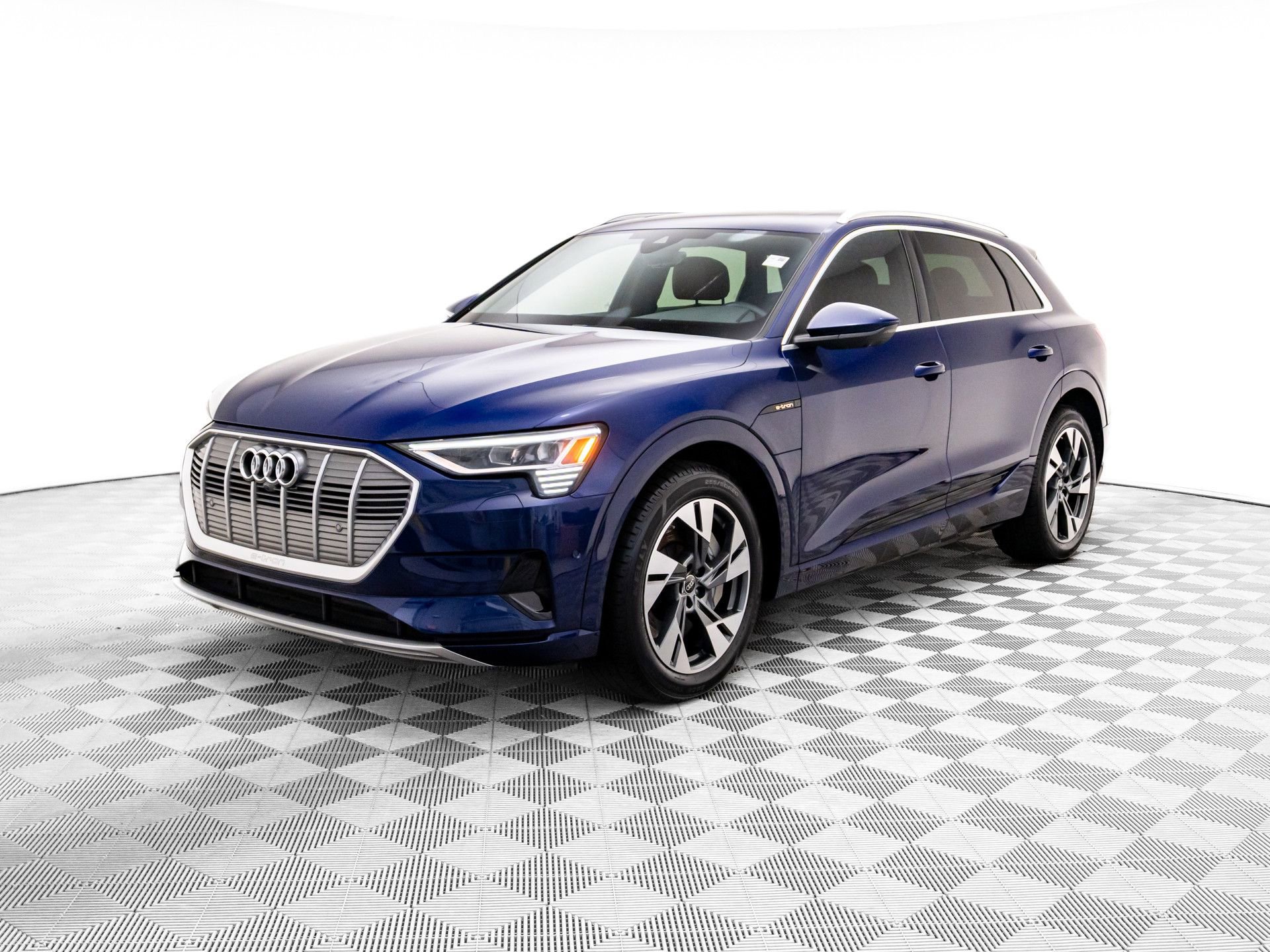 Used 2022 Audi e-tron Premium Plus w/ Premium Plus Package video 3