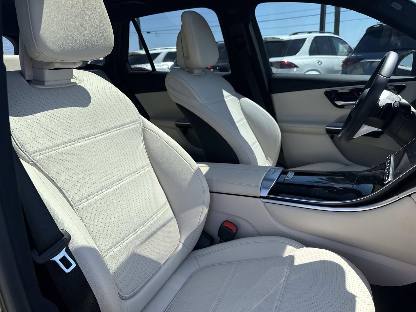 Used 2024 Mercedes-Benz GLC 300 4MATIC image 12