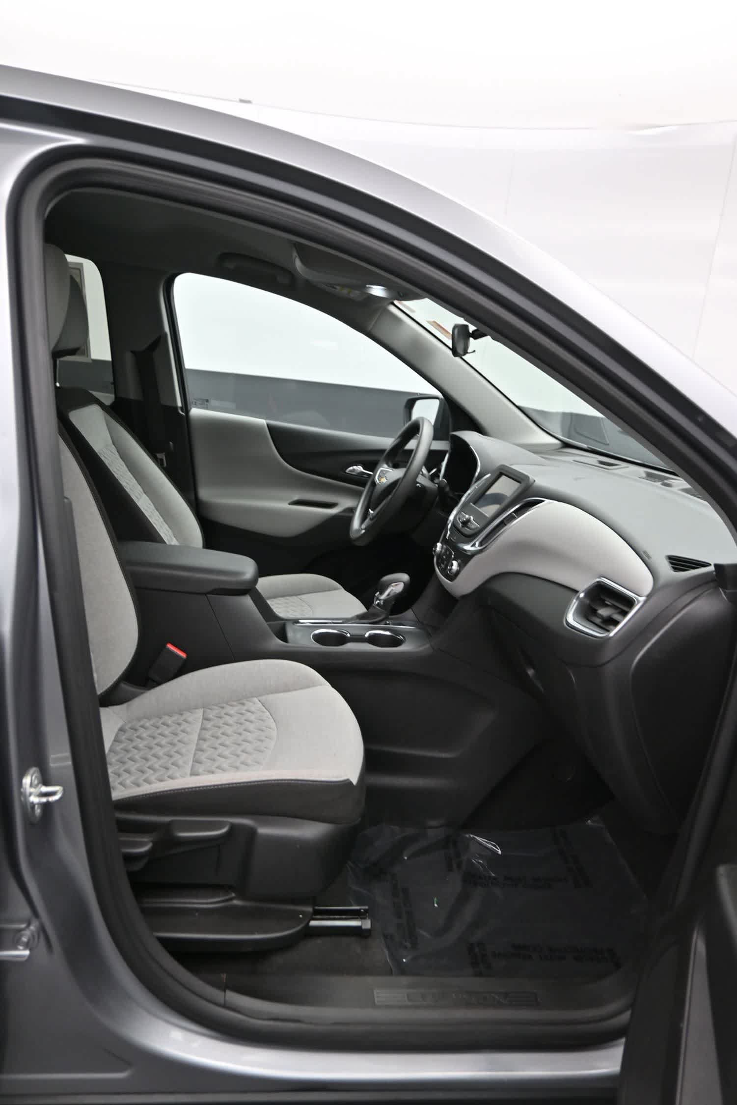 Used 2023 Chevrolet Equinox LS w/ LS Convenience Package FWD image 11