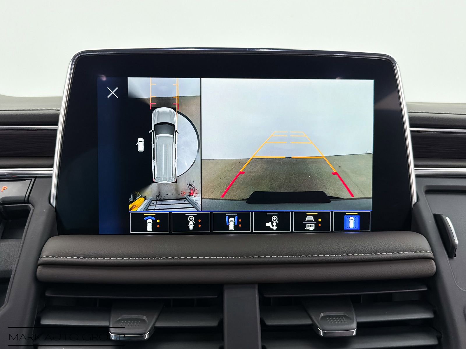 Used 2024 Chevrolet Suburban LT w/ Luxury Package RWD image 6