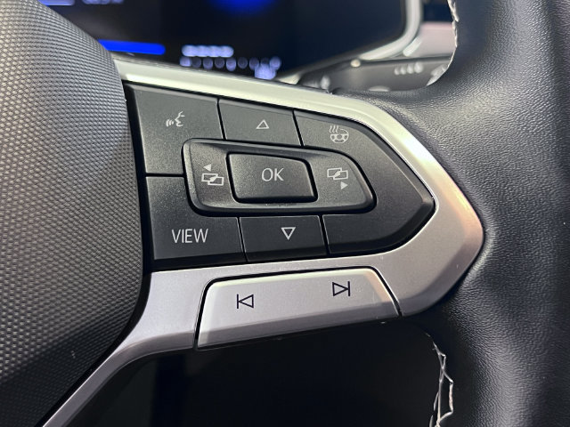 Certified 2025 Volkswagen Taos SE FWD image 21