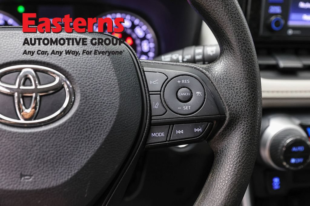 Used 2022 Toyota RAV4 XLE AWD/4WD image 16