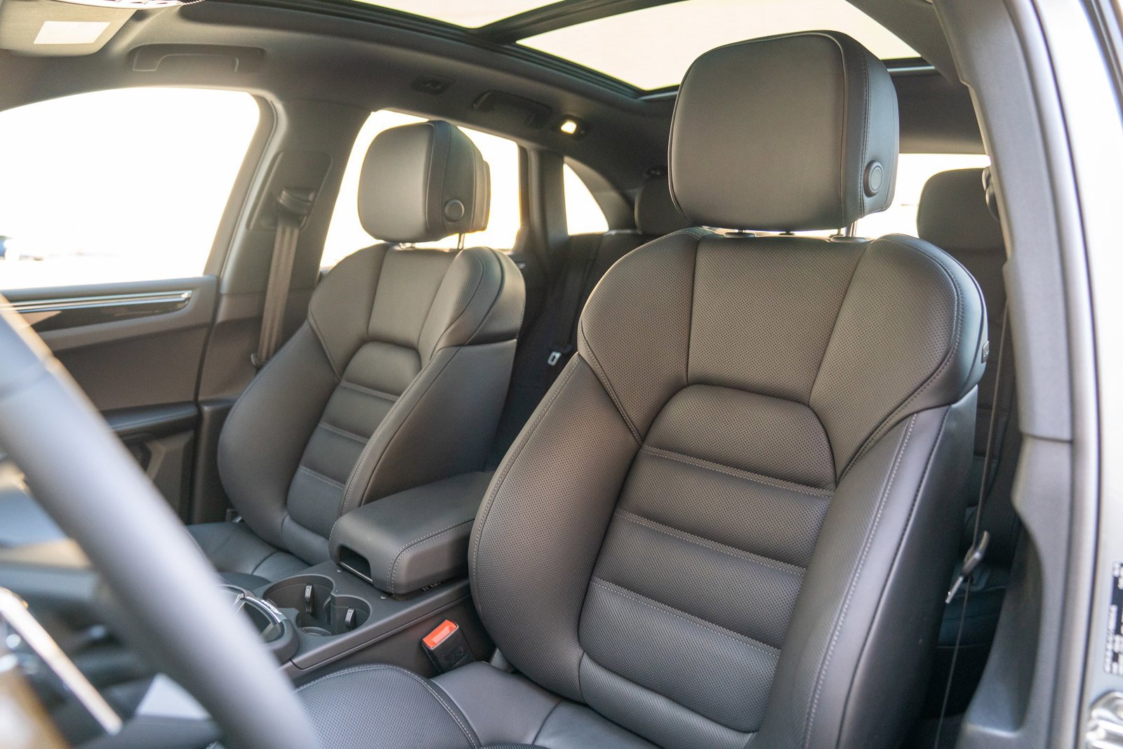 Certified 2026 Porsche Macan AWD/4WD image 5