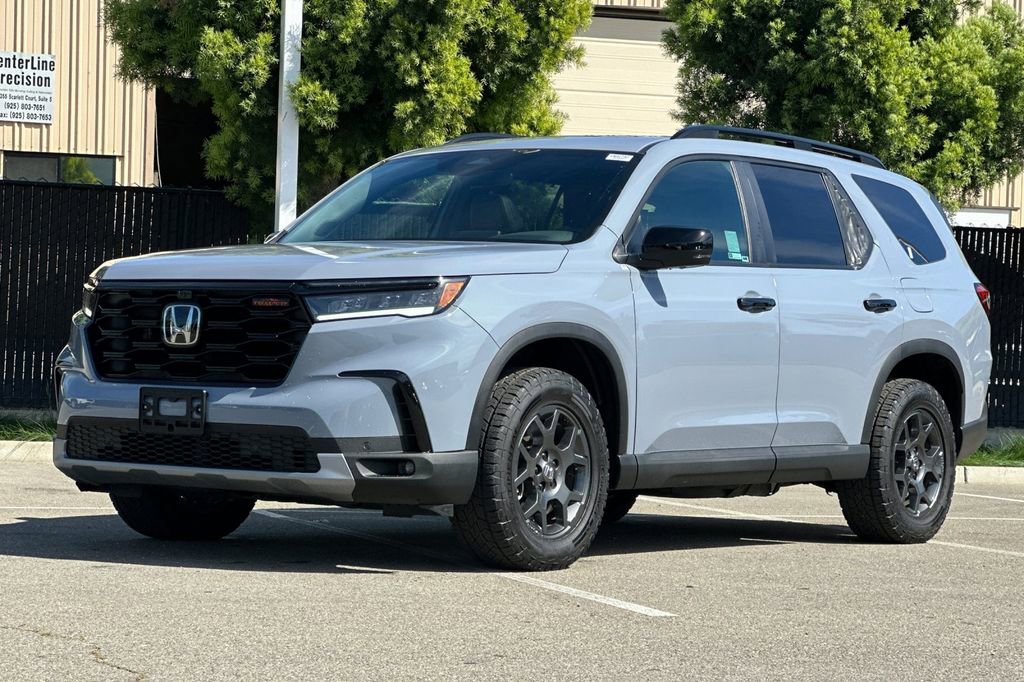 Used 2025 Honda Pilot TrailSport image 8